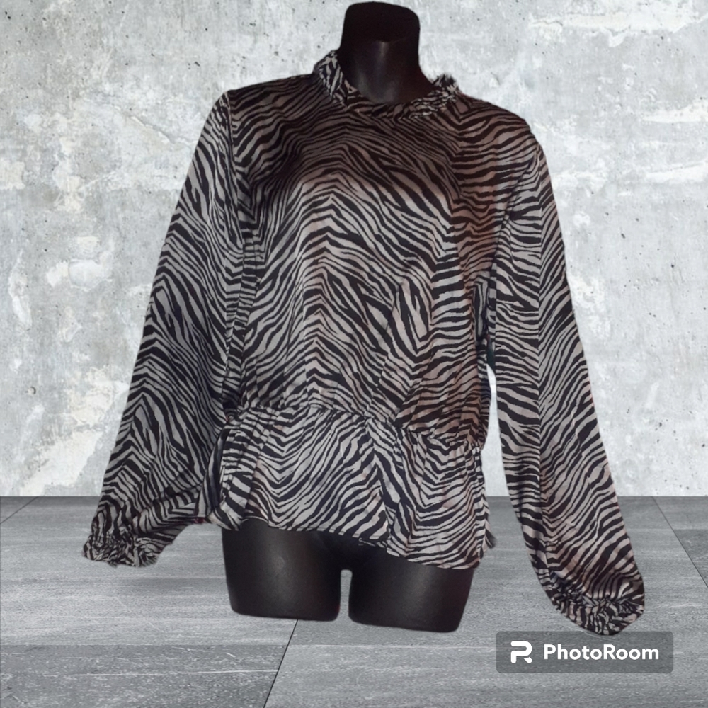 Womens Size Large Nwt Blouse. Silver and Black.
